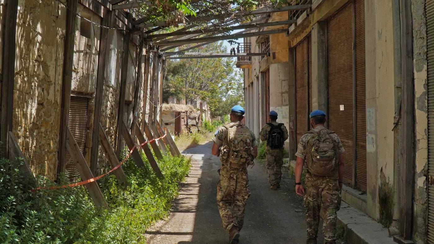 FN-styrker patruljerer på indersiden af bufferzonen på Cypern, på grænsen mellem nord og syd april 2021. Foto: Roy Issa/AFP/NTB.